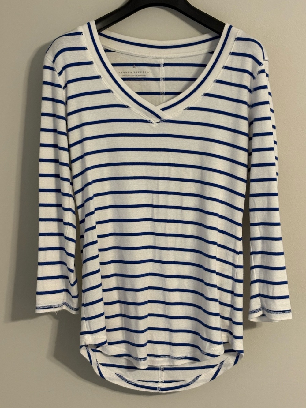 Banana Republic Womenโs White and Blue Striped V-Neck 3/4 Sleeve Top Size Medium